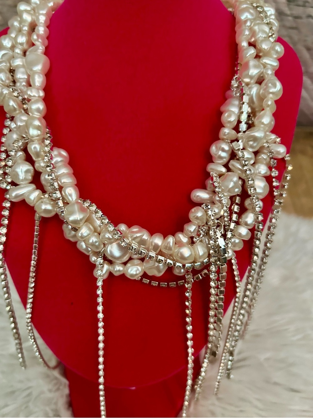 ☀️NWT- Statement Necklace with Faux Pearls & Rhinestone Tassles - Picture 2 of 6